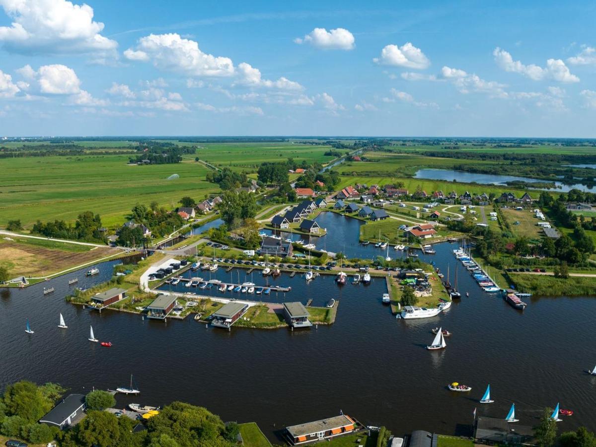 Отель Landal Waterpark De Alde Feanen De Veenhoop Экстерьер фото